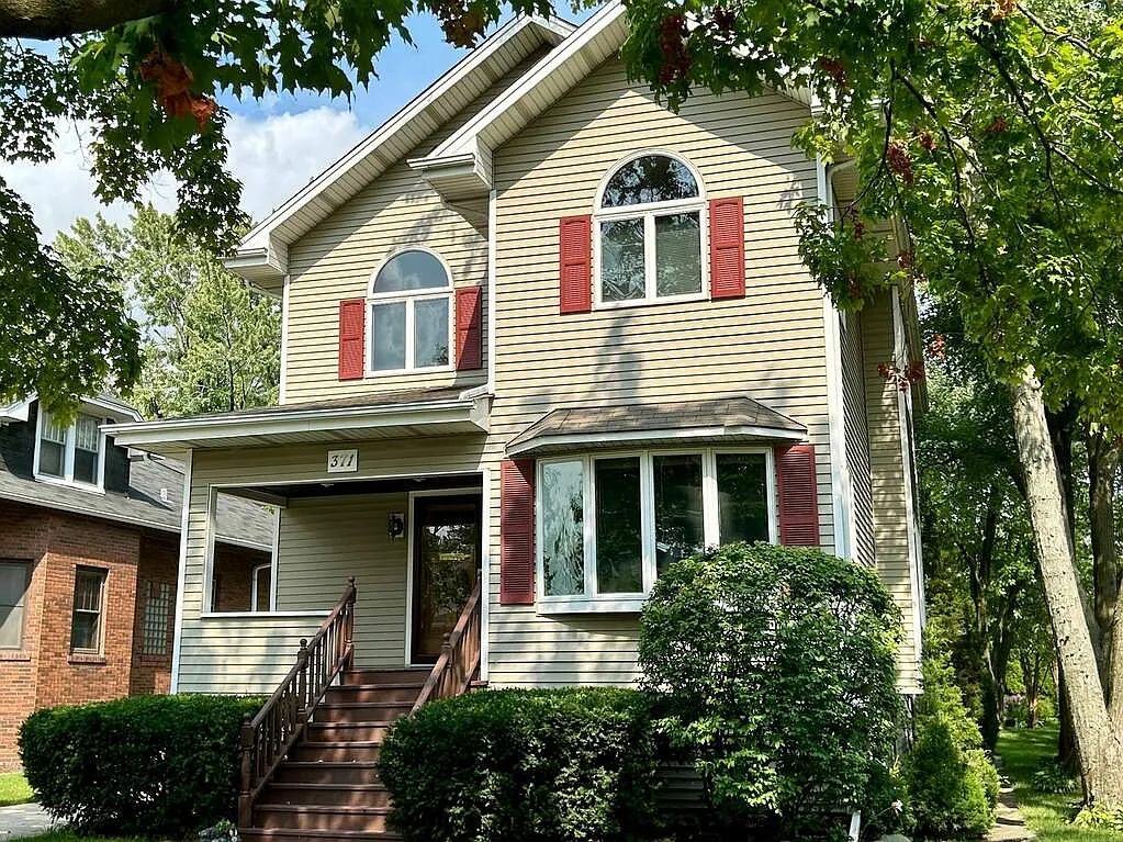 371 N Maple Ave photo 1