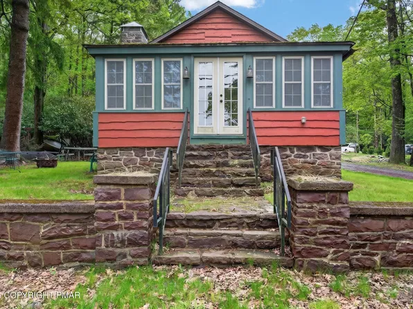121 S Lake Dr, Lake Harmony, PA 18624