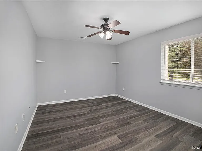 15054 Riverside Dr — Photo 14