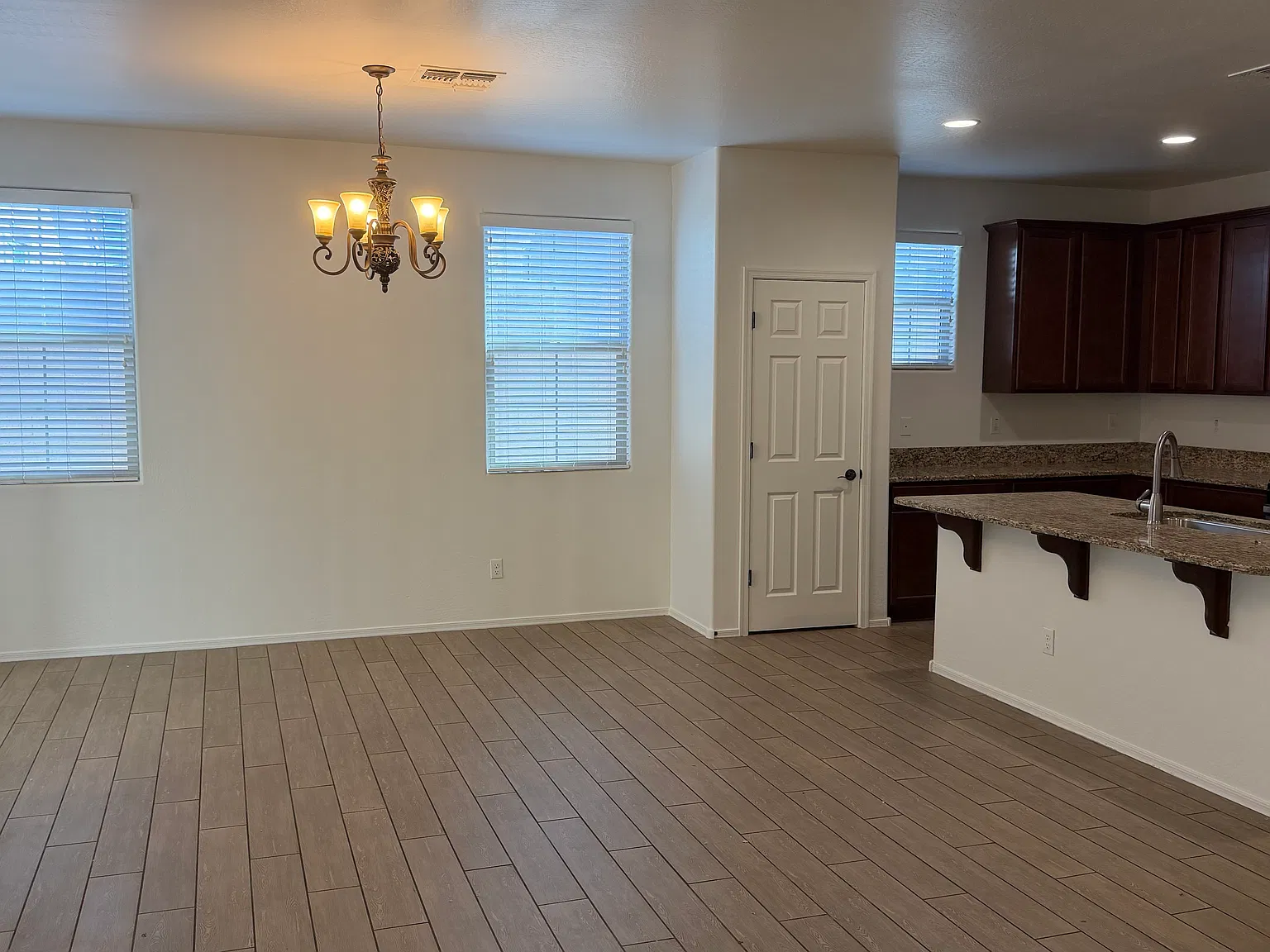 3 bed, 2.5 bath, 1923 sqft, $2,200 — Photo 3