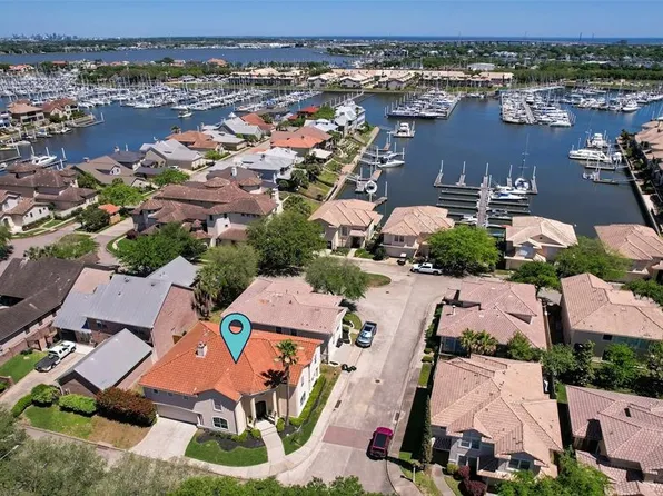 421 Harborview Dr, Kemah, TX 77565