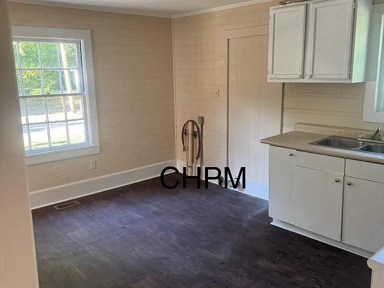 604 Bee St — Photo 3