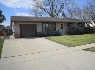 252 Redwood Ave, Elk Grove Village, IL 60007