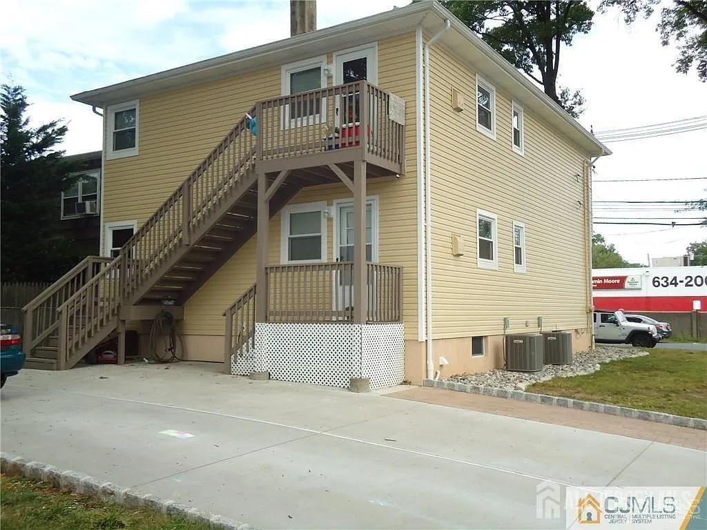 3 bed, 1.0 bath, $2,650 — Photo 2
