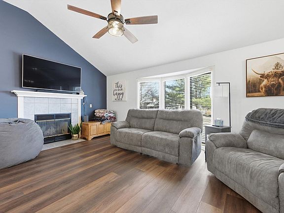 5th image of 402 Maple Dr