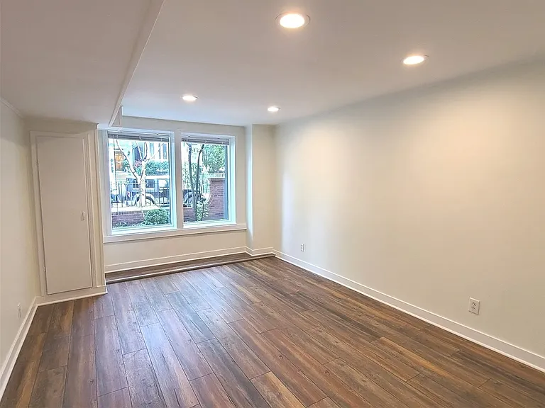 Living room, large windows, not subgrade