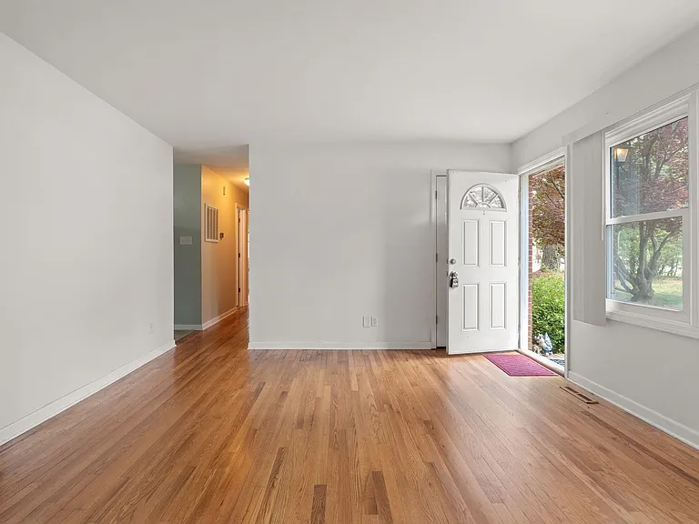8907 Rollingwood Rd — Photo 3