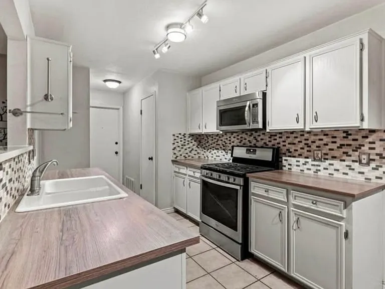 1119 Orchard Park Cir — Photo 4