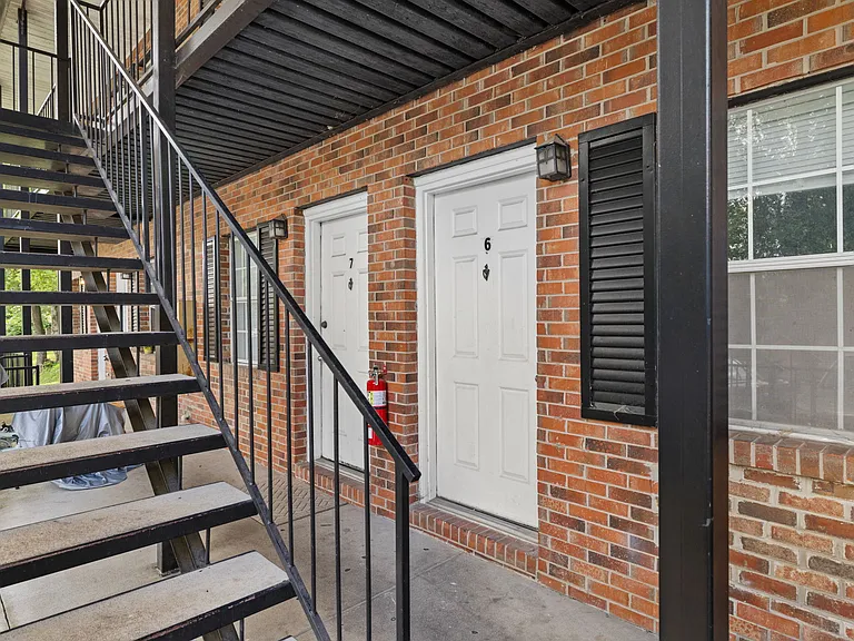 432 N Chestnut St #7 — Photo 2