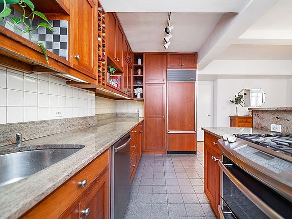 4th image of 315 W End Ave #6BC