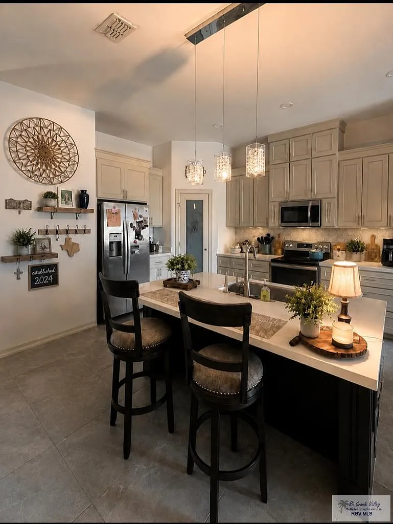 3 bed, 2.0 bath, 1686 sqft, $2,400 — Photo 4