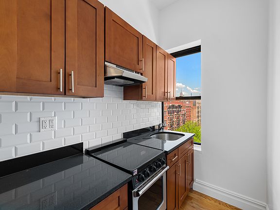 2nd image of 122 Norfolk St APT 2