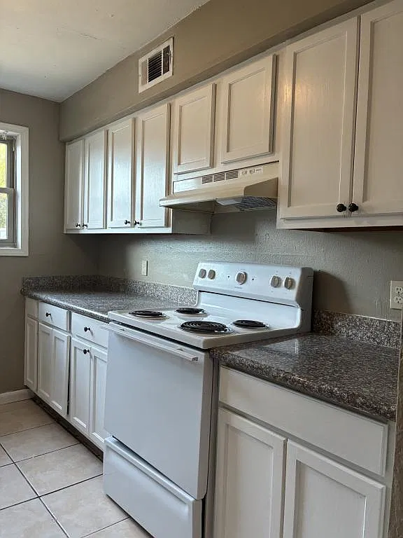 1302 Jasper Ave — Photo 2