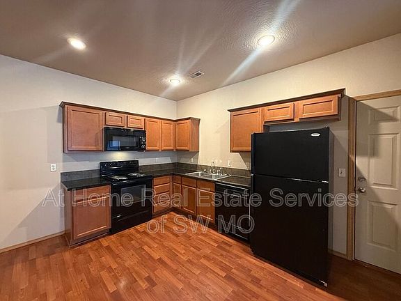3rd image of 662 S Rilynn Ave