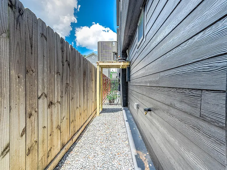 313 N Nagle St — Photo 37