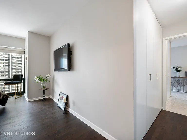 100 E Huron St #1701 — Photo 10