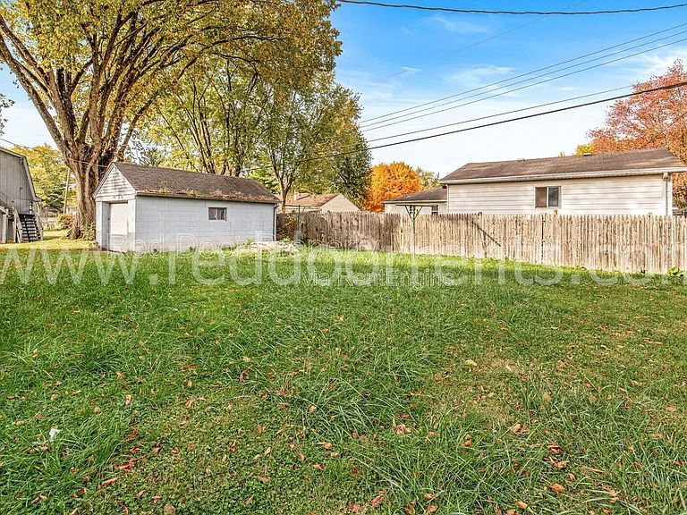 328 N Post Rd — Photo 27