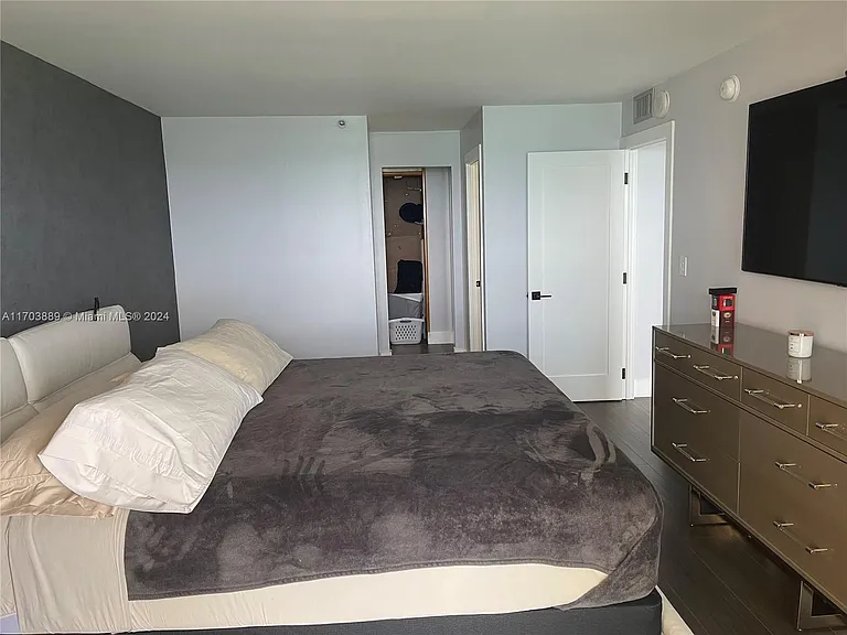 2555 Collins Ave #1409 — Photo 35