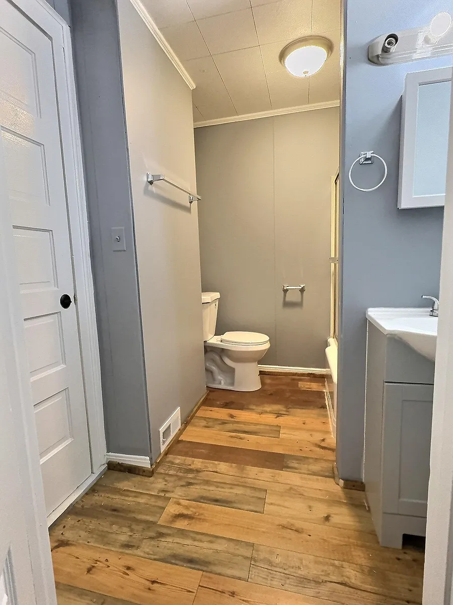 First Floor Bathroom - E Devonshire St