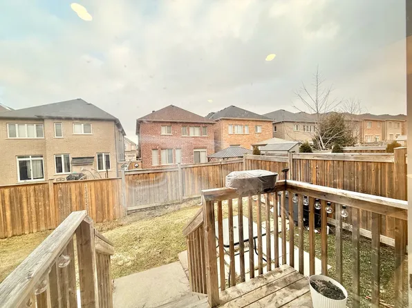 45 Paper Mills Cres #2, Richmond Hill, ON L4E 0V5