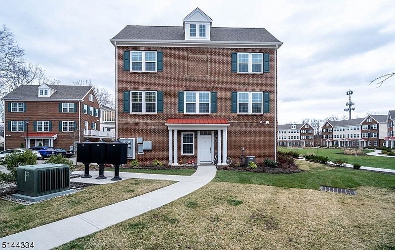 1st image of 36 Litchfield Ln
