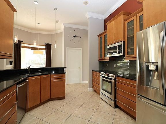 4th image of 132 Lombard Cir