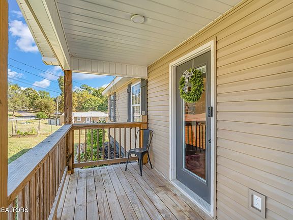 5th image of 933 Monroe Cir