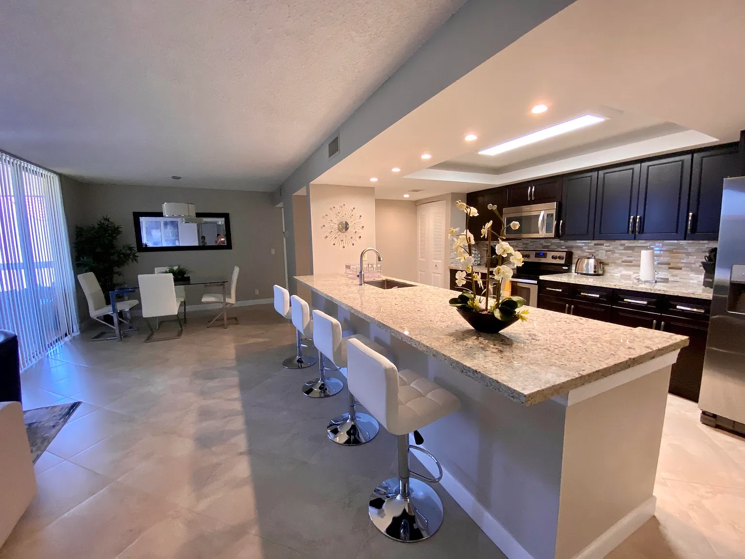 2 bed, 2.0 bath, 1290 sqft, $2,700 — Photo 2