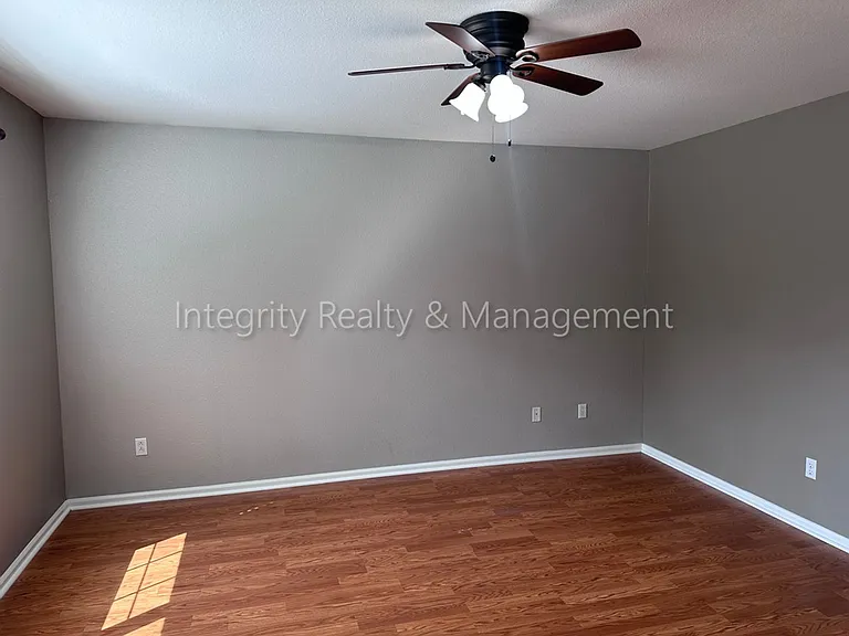 1041 Laurenwood Ln — Photo 34