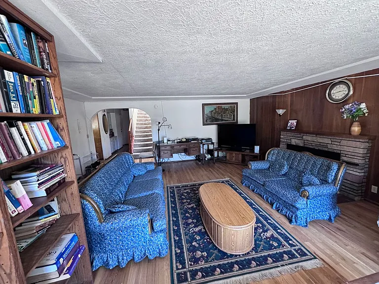 1124 Woodside Dr — Photo 4