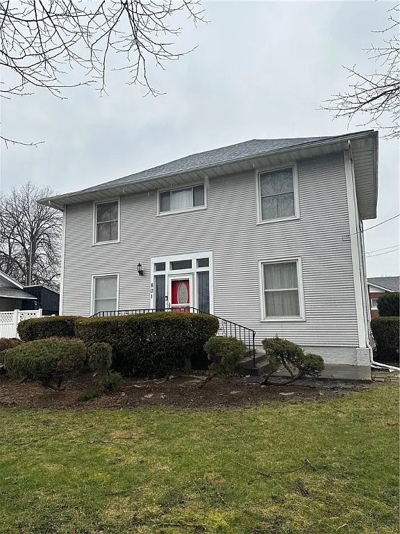 801 W Voorhees St photo 1