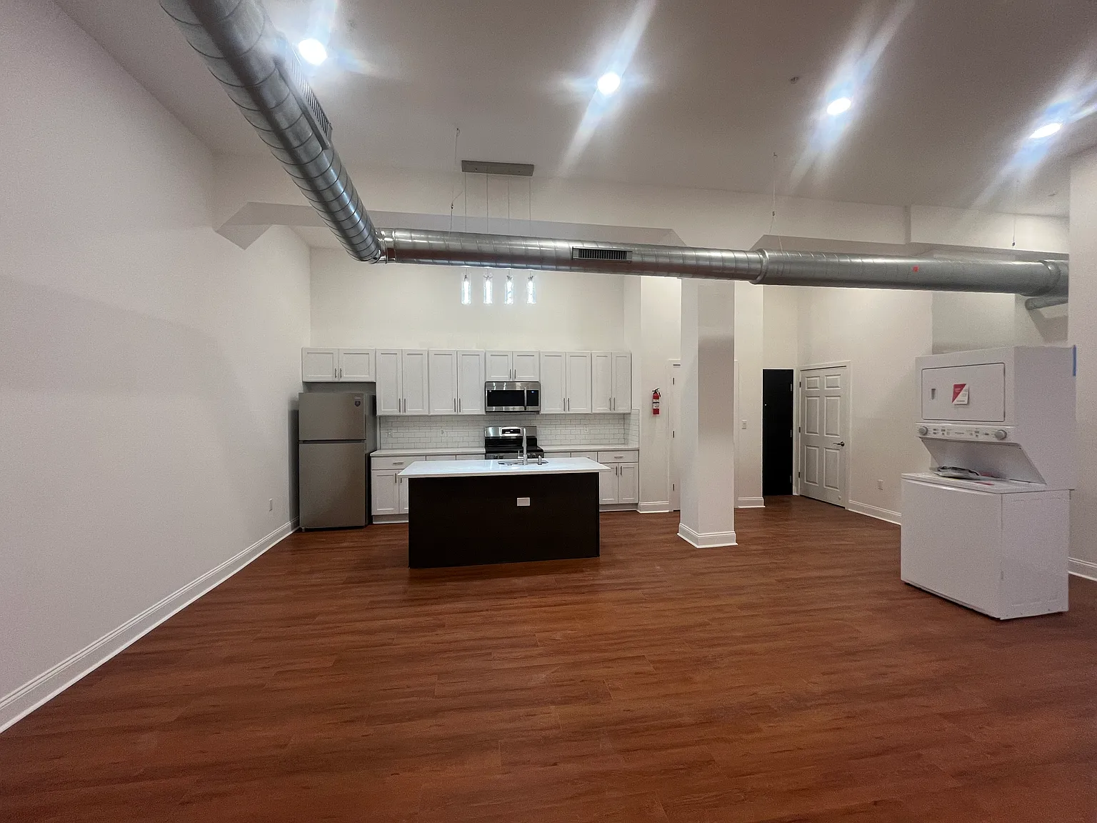 1 bed, 950 sqft, $2,300 — Photo 1