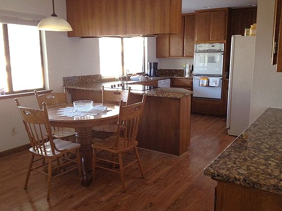 Kitchen w/granite countertops