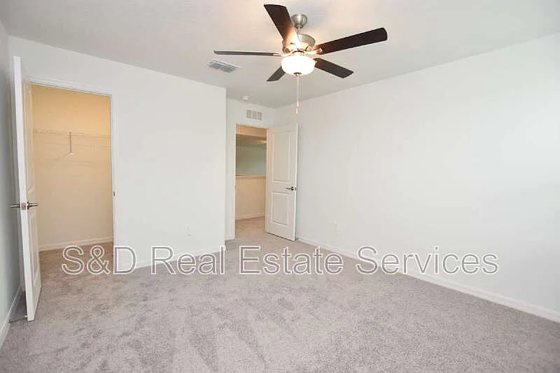 6 bed, 3.0 bath, 3326 sqft, $2,650 — Photo 2