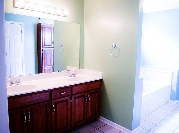 5th image of 555 Wedgewood Dr