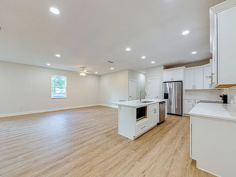 241 N Pine Ave — Photo 5