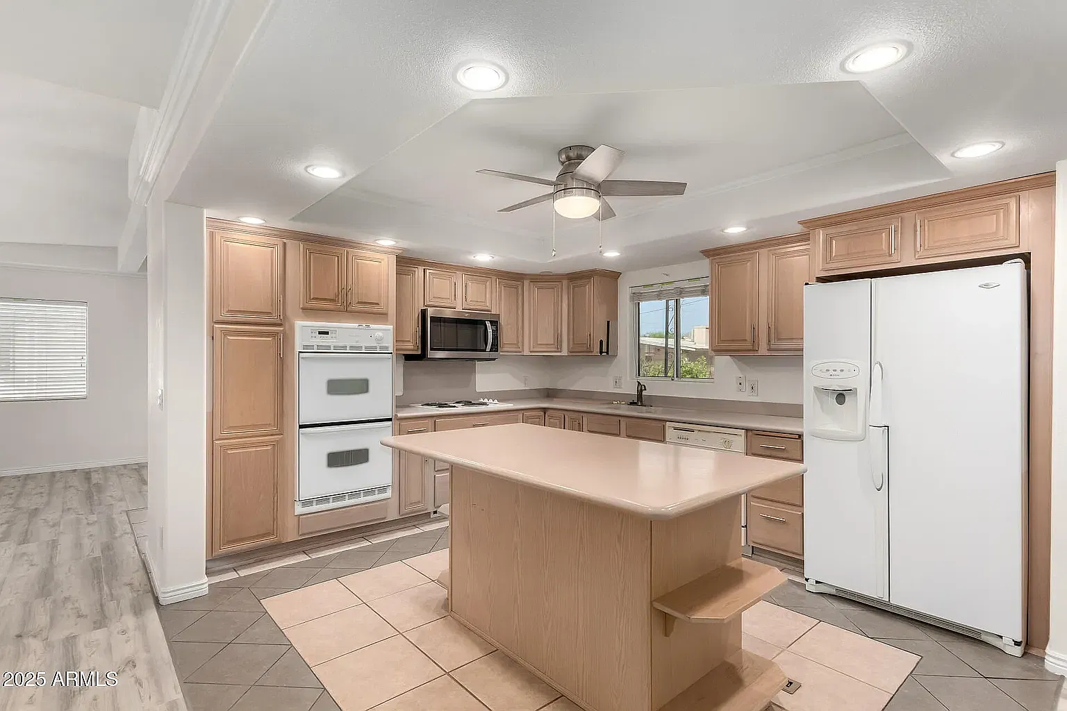 2819 W Louise Dr — Photo 1