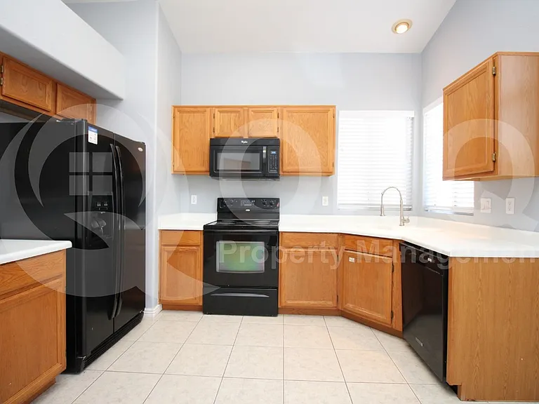 815 W Silver Creek Rd — Photo 3
