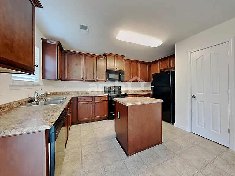 1882 Woodstone Dr — Photo 3