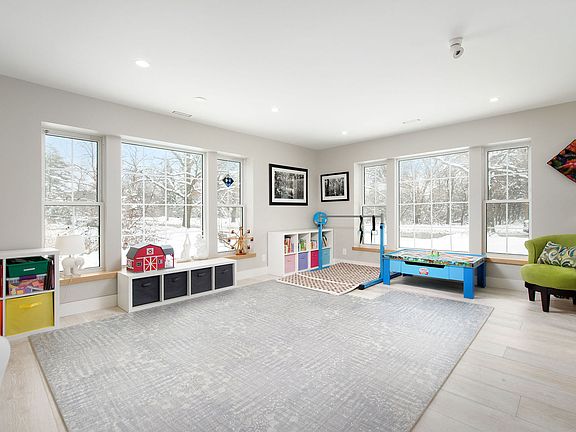 3rd image of 336 Fairbank Rd