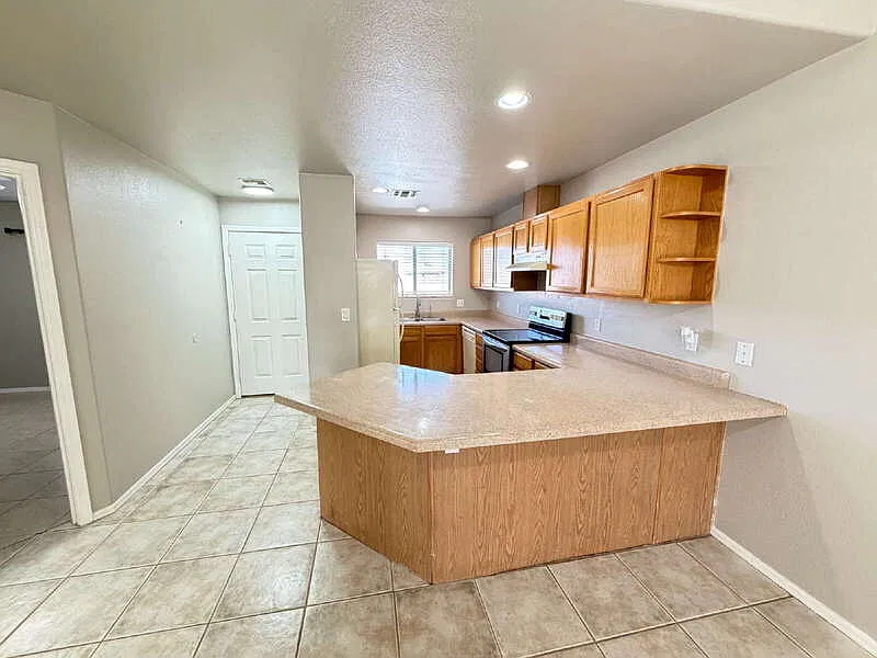 2 bed, 1.5 bath, 950 sqft, $1,650 — Photo 3