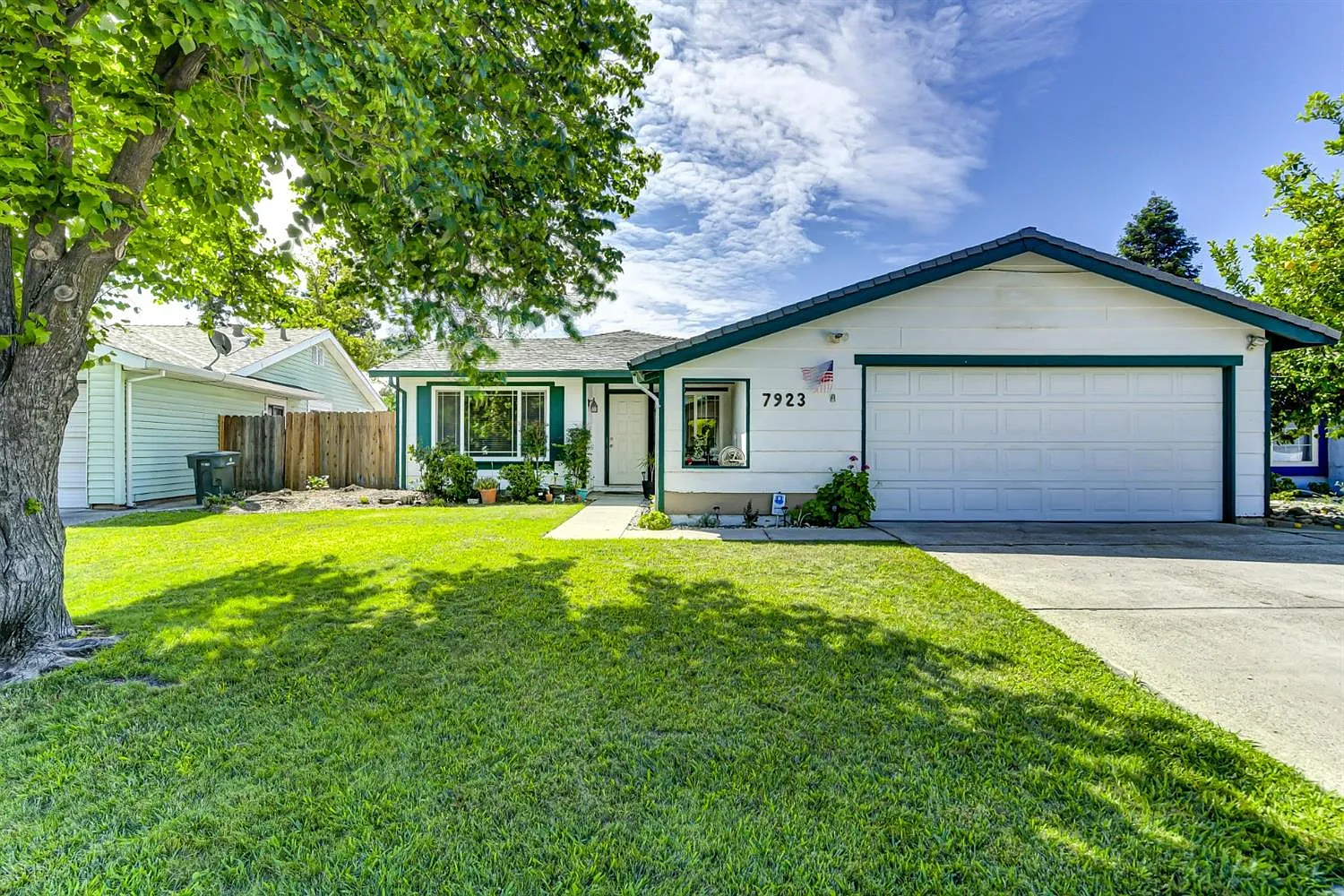 7923 Deerleaf Dr photo 1