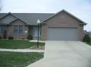 200 Hickory Ln, Pekin, IL 61554
