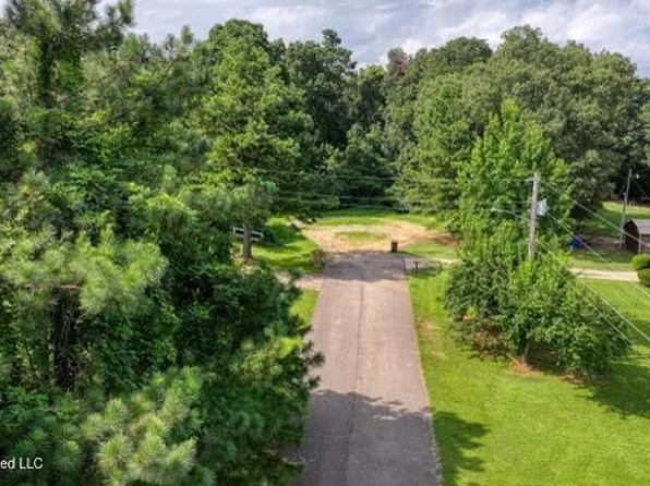 McMillan Dr, Holly Springs, MS 38635