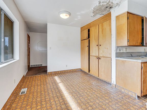 5th image of 1205 Hillcrest Dr