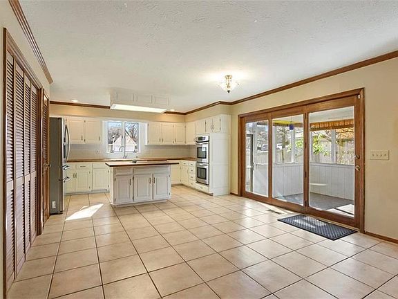 5th image of 10266 Garnett St