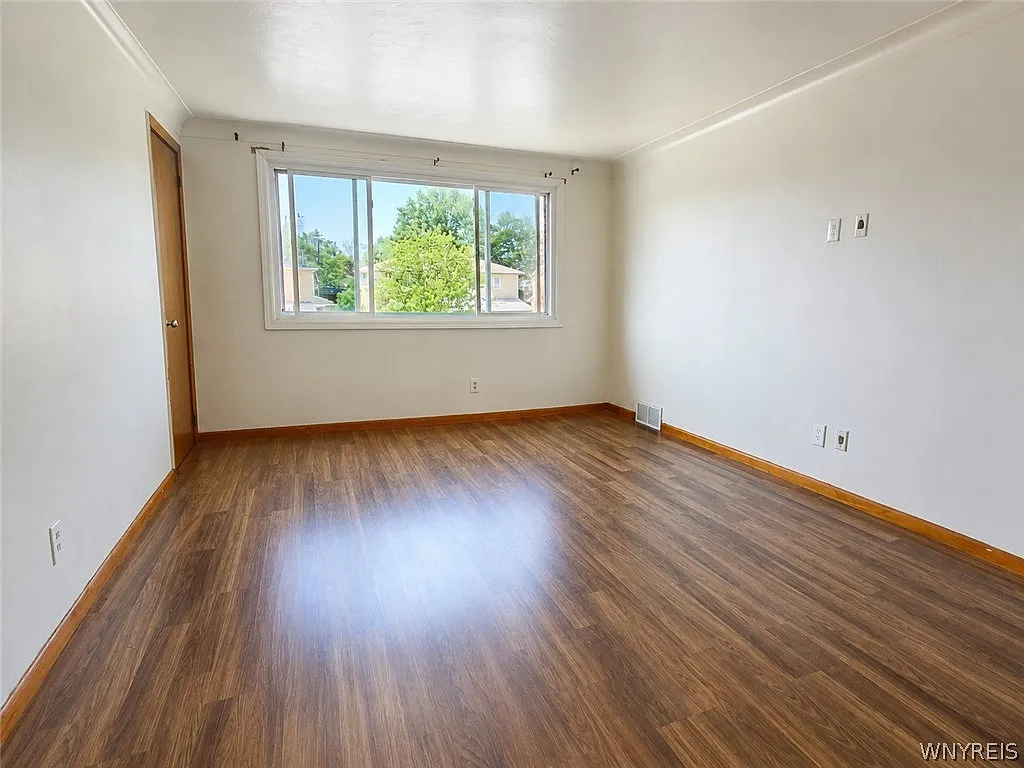 3 bed, 1.0 bath, 2178 sqft, $1,400 — Photo 4