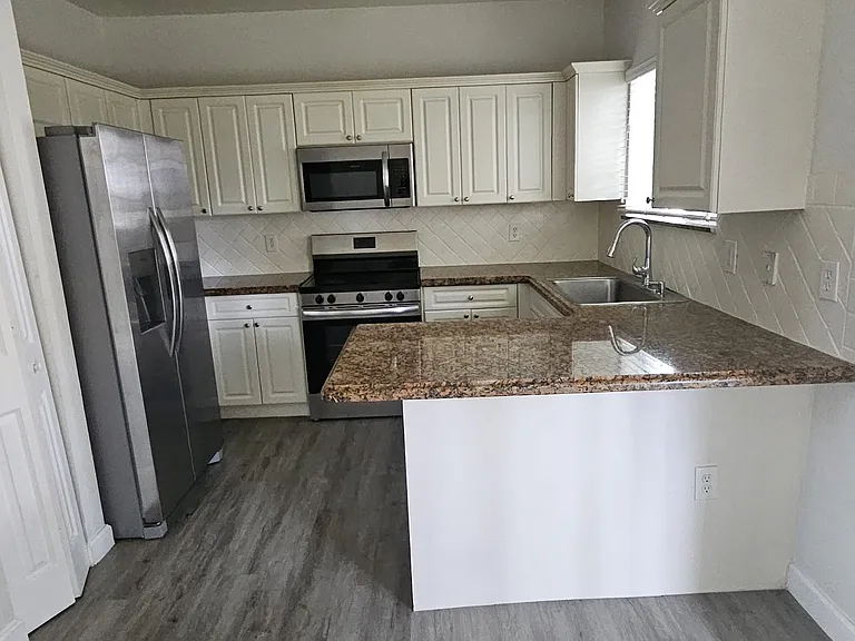 2730 NE 4th St #105 — Photo 2