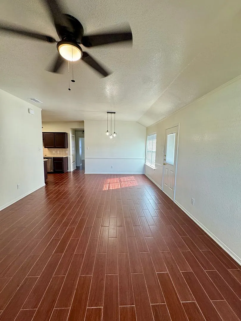 205 Janelle — Photo 3