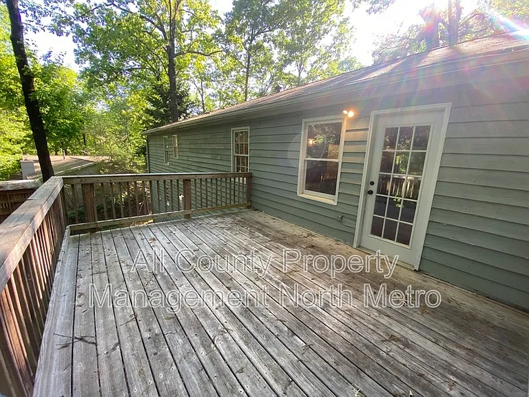 410 Riverlake Ct — Photo 9